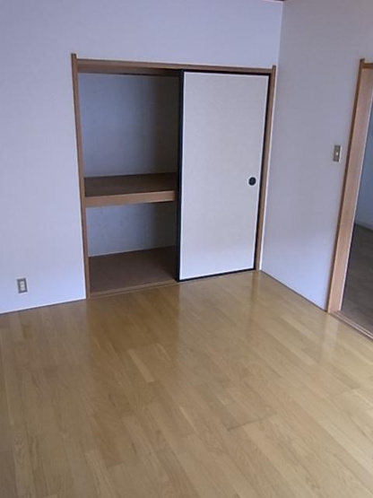 こちらにも収納スペース付いてます!!