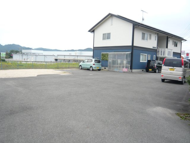 ハミング成美【駐車場】２台目　３，０００円