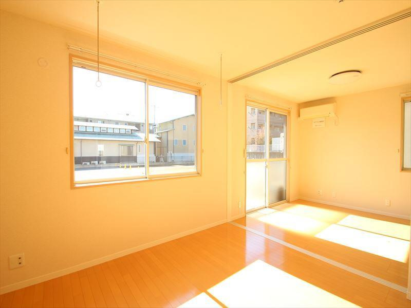 仕切りを開けると開放的です。※写真はイメージです