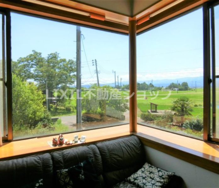 上越市大字四ケ所の中古一戸建【展望】大きな出窓があります♪リビングから妙高山を一望！