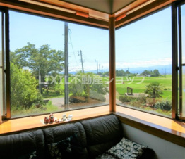 上越市大字四ケ所の中古一戸建【展望】大きな出窓があります♪リビングから妙高山を一望！