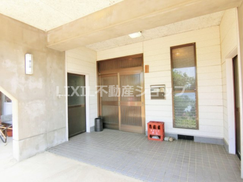 上越市大字四ケ所の中古一戸建【玄関】広く明るい玄関です♪