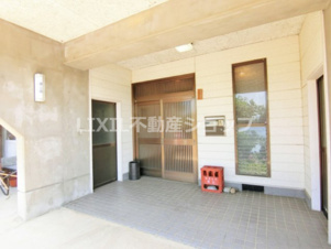 上越市大字四ケ所の中古一戸建【玄関】広く明るい玄関です♪