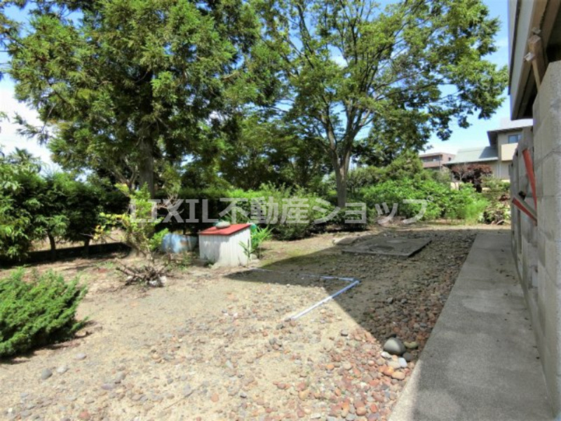 上越市大字四ケ所の中古一戸建【庭】土地が広いのでお庭作りなどに活用できます♪