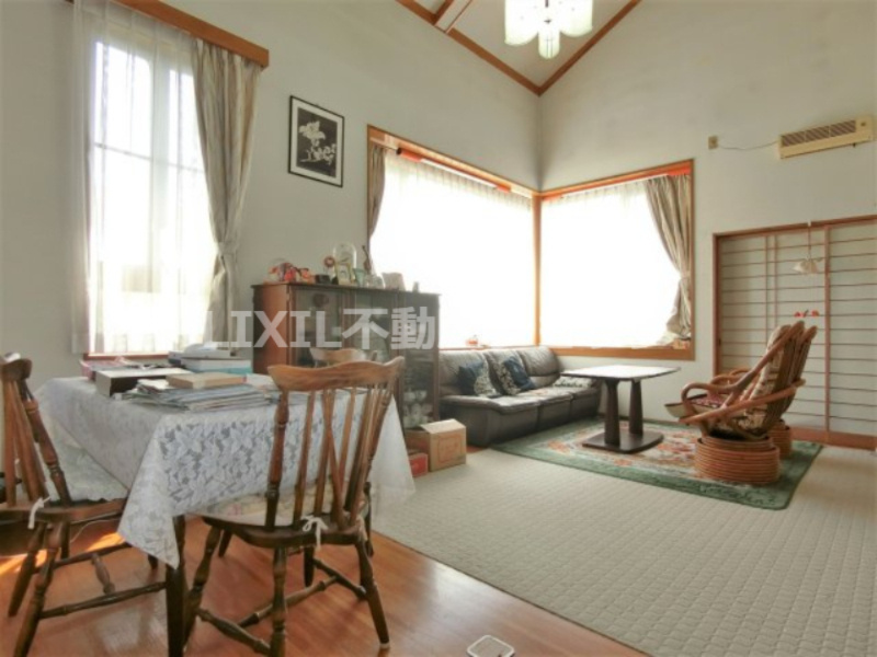 上越市大字四ケ所の中古一戸建【居間・リビング】天井が高く開放的なリビングです♪