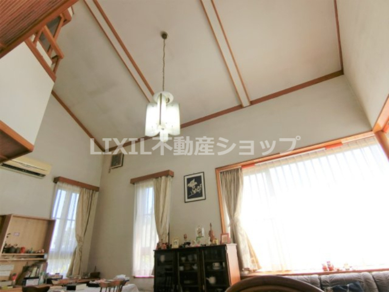 上越市大字四ケ所の中古一戸建【居間・リビング】吹き抜けになっております♪