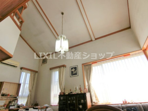 上越市大字四ケ所の中古一戸建【居間・リビング】吹き抜けになっております♪
