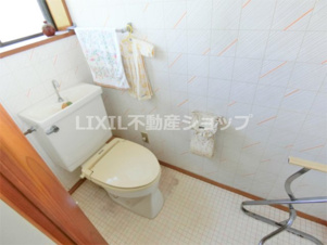 上越市大字四ケ所の中古一戸建【トイレ】明るいトイレです♪