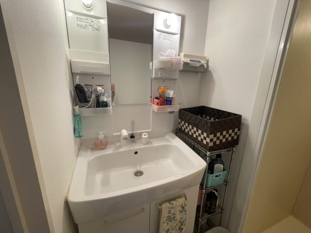 コレントハウス馬込【玄関】姿見を設置。お出かけ前のチェックができますね。
