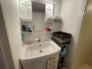 コレントハウス馬込【玄関】姿見を設置。お出かけ前のチェックができますね。
