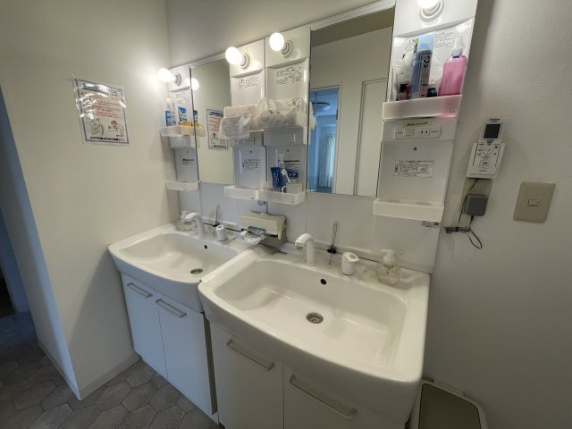 コレントハウス馬込【洋室】個室１０１号室：ベッド、マットレス、エアコン、カーテンを完備。
