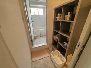 コレントハウス馬込【洋室】個室１０１号室：ベッド、マットレス、エアコン、カーテンを完備。
