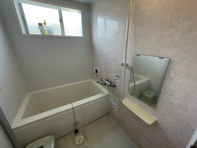 コレントハウス馬込個室１０１号室：ベッド、マットレス、エアコン、カーテンを完備。
