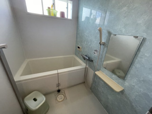 コレントハウス馬込【洋室】個室１０１号室：ベッド、マットレス、エアコン、カーテンを完備。
