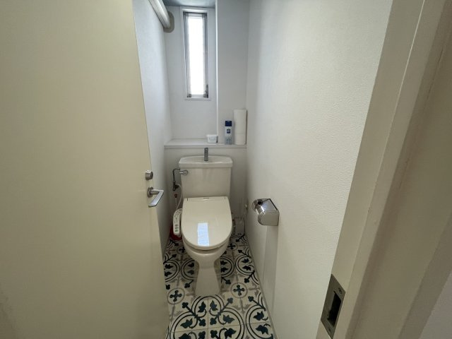 コレントハウス馬込【洋室】個室１０１号室：ベッド、マットレス、エアコン、カーテンを完備。
