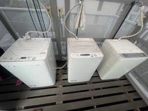 コレントハウス馬込個室１０１号室：ベッド、マットレス、エアコン、カーテンを完備。
