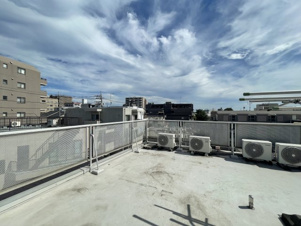 コレントハウス馬込【洋室】個室１０１号室：ベッド、マットレス、エアコン、カーテンを完備。
