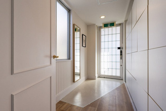 コレントハウス馬込個室１０１号室：ベッド、マットレス、エアコン、カーテンを完備。
