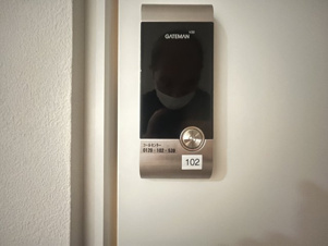 コレントハウス馬込【洋室】個室１０１号室：ベッド、マットレス、エアコン、カーテンを完備。
