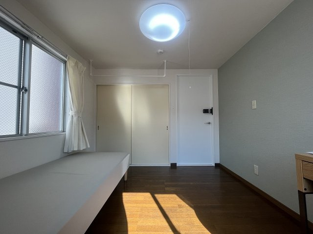 コレントハウス馬込【洋室】個室１０１号室：ベッド、マットレス、エアコン、カーテンを完備。
