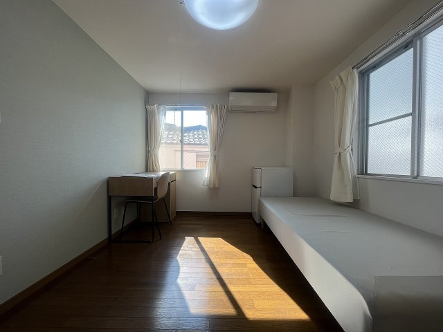 コレントハウス馬込【洋室】個室１０１号室：ベッド、マットレス、エアコン、カーテンを完備。
