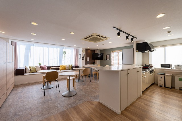 コレントハウス馬込【居間・リビング】大きなテレビ、ダイニングテーブルと、一人暮らしでは得られない贅沢な設備が備わっています。
