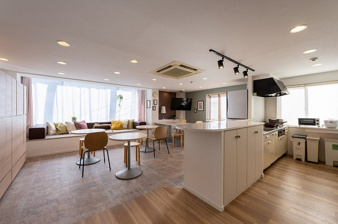 コレントハウス馬込【居間・リビング】大きなテレビ、ダイニングテーブルと、一人暮らしでは得られない贅沢な設備が備わっています。
