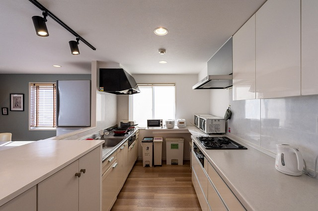 コレントハウス馬込【キッチン】広々としたシステムキッチン。３口のIHコンロ、広い調理台、大きなシンクと料理づくりも楽しくなります。