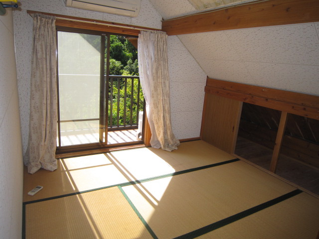 和歌山県日高郡別荘【和室】２階の和室はお昼寝したら気持ちよさそうです