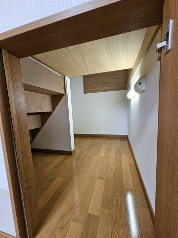 鳥取市行徳２丁目 中古戸建て【収納】階段下収納は広く取ってあります