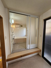 鳥取市行徳２丁目 中古戸建て【浴室】介護仕様のお風呂は段差があります