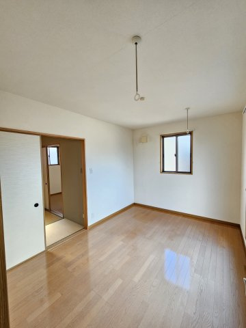 鳥取市行徳２丁目 中古戸建て【洋室】2階の洋室、洗濯物も干せます