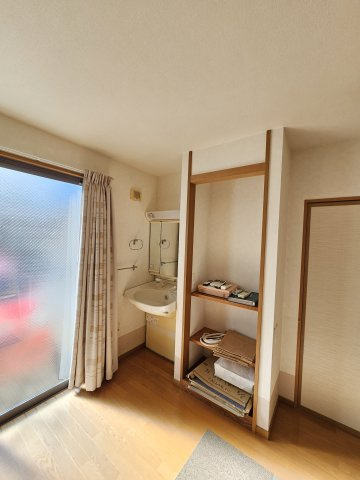 鳥取市行徳２丁目 中古戸建て【独立洗面台】リビングには介護用にあしらわれた洗面台があります