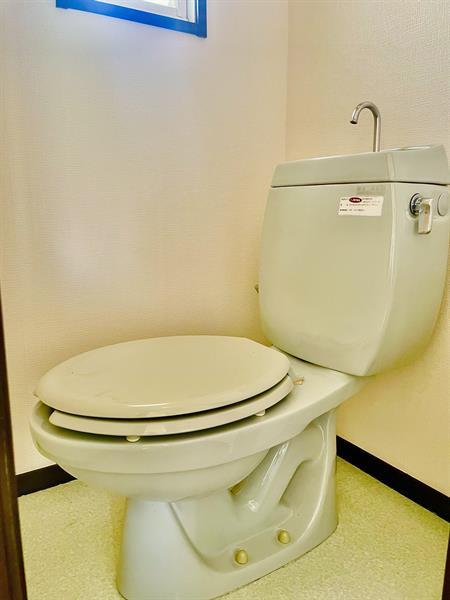 トイレにも小窓が付いている為ご覧の明るさです★