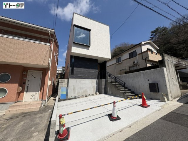 白と黒のツートーンが映える現代的なデザインの住宅で、立体的なフォルムが特徴的な一棟です。