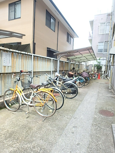 マンション入福【共有部分】屋根付きの駐輪場です。