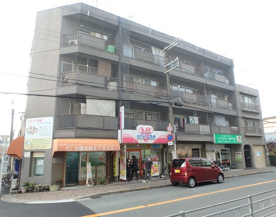 マンション入福【外観】1階には色々なお店が有ります。