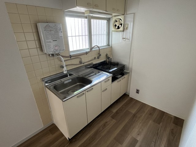 マンション入福【キッチン】瞬間湯沸かし器、ガスコンロ（残置物）があります！