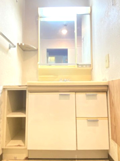 洗面からお化粧まで!忙しい朝の準備にぴったりな洗面化粧台付き!!タオル掛けもございます♪
