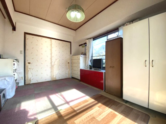 6階建ての2階につき、お部屋からの景色は良好です♪2面採光で暖かな光が差し込み心地よいお部屋♪客間やお昼寝スペース、収納スペースとしてのご利用もいいですね♪
