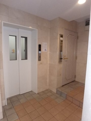 SUITE.HND【共有部分】エレベータがあるので重い荷物の持ち運びもラクラクです♪
「内廊下」タイプなので冬は暖かく、風の影響もありません！雨の日にも重宝します☆