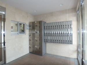 SUITE.HND【共有部分】集合ポスト脇には宅配ＢＯＸあります！