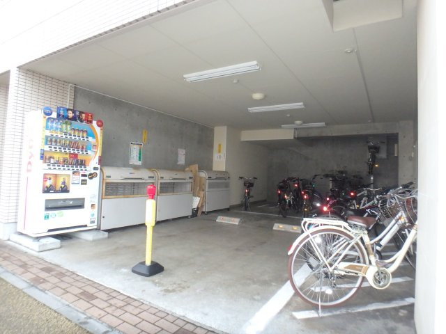 SUITE.HND【共有部分】自転車置き場は屋根付き（無料）！専用のごみステーションに、自販機設置も嬉しいです！