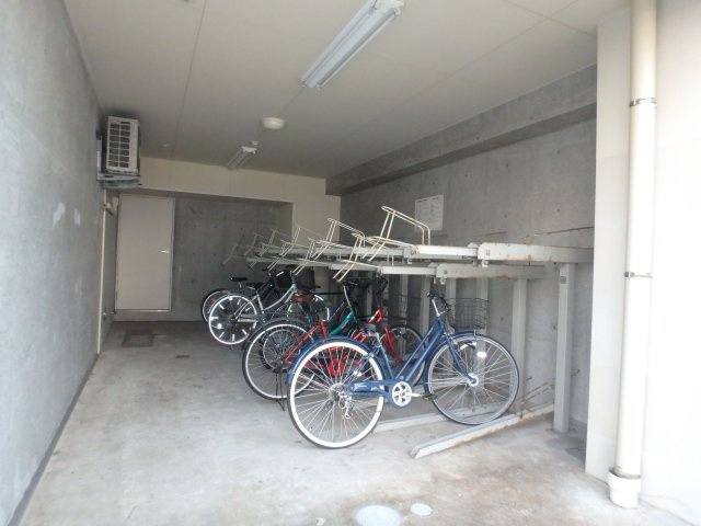 SUITE.HND【共有部分】自転車置き場は2か所に分かれております！