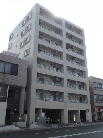 SUITE.HND【外観】目貫通りの「東中通」に面したマンションです☆