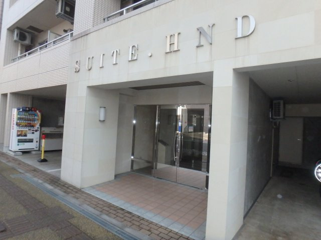 SUITE.HND【外観】エンブレムと外壁タイルがお洒落な正面玄関です♪