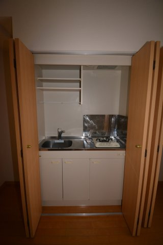 SUITE.HND【キッチン】扉を開けるとキッチンです♪