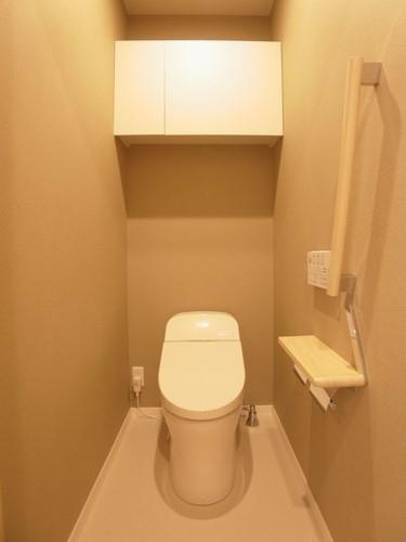 収納棚付きのトイレ