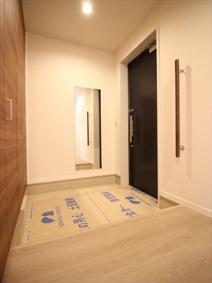 姿見付きの玄関