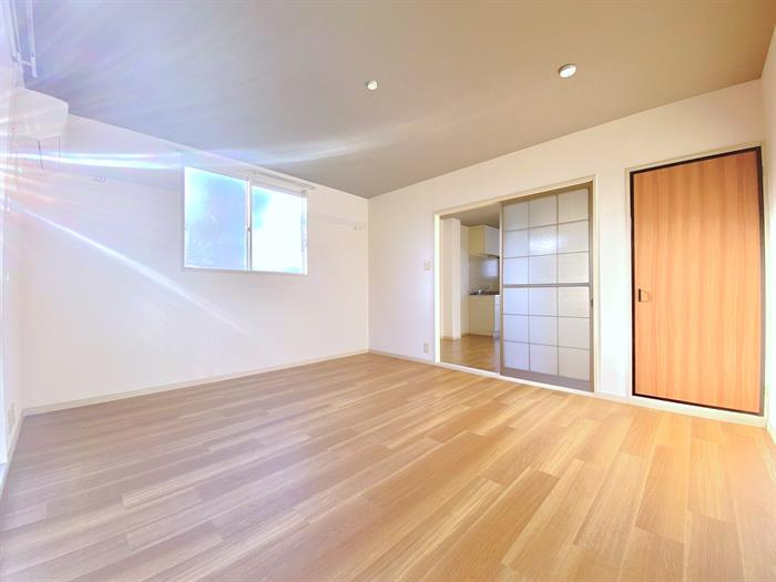 同建物の別の部屋の写真となります。